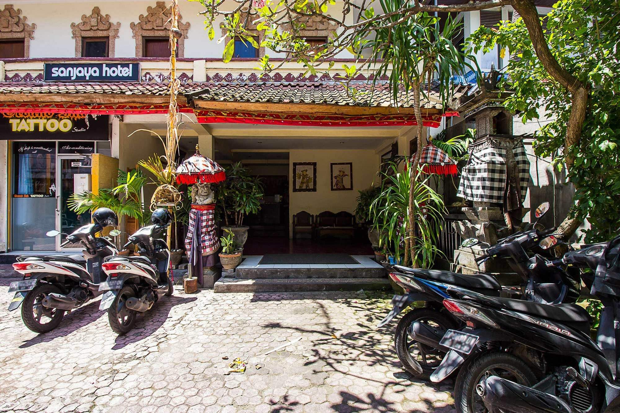 สกาย โฮเต็ล ซันจายา Hotel กูตา ภายนอก รูปภาพ